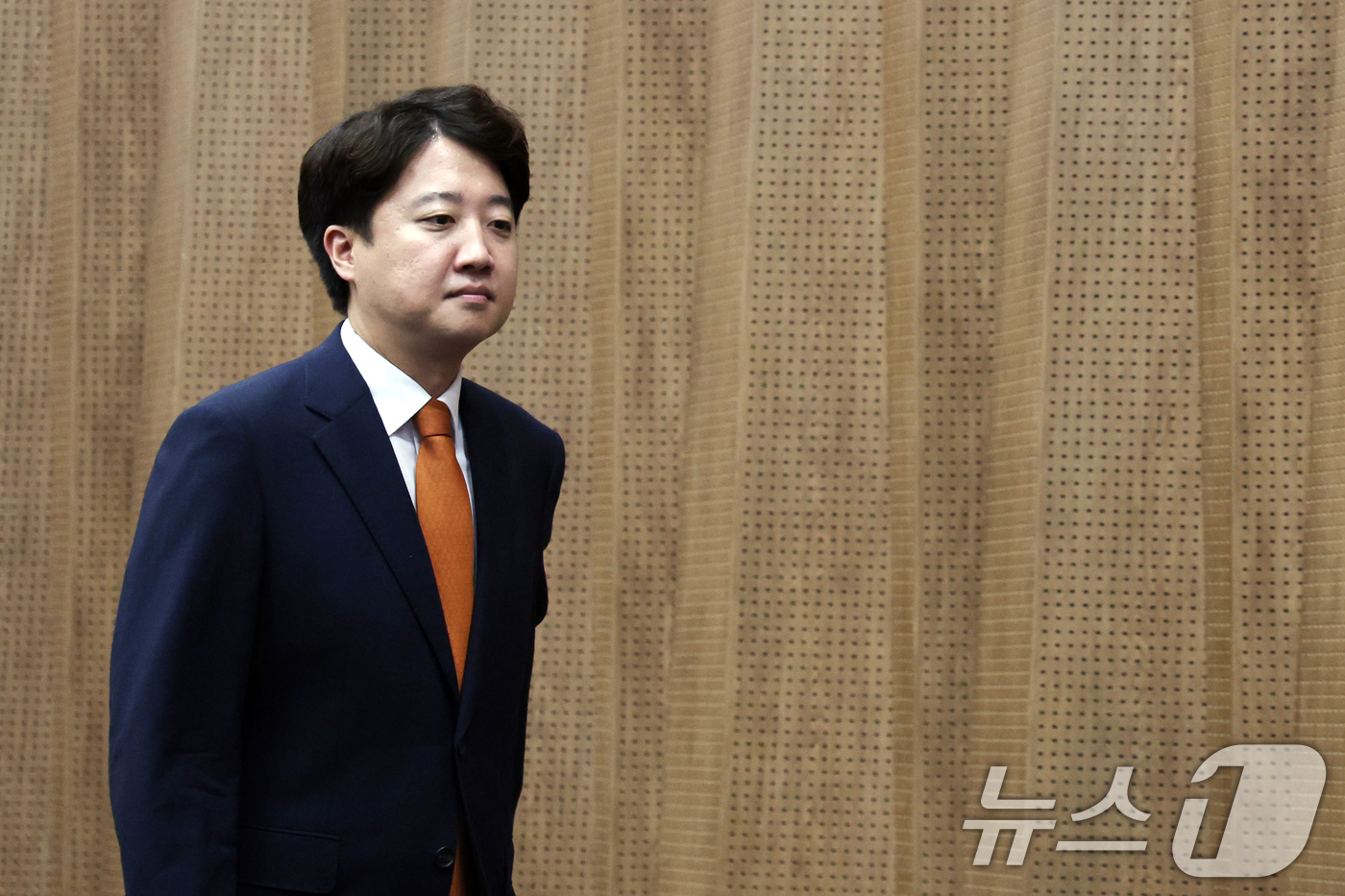 (서울=뉴스1) 황기선 기자 = 이준석 개혁신당 대표가 26일 오전 서울 여의도 국회 소통관에서 당대표 사퇴 기자회견을 위해 발걸음을 옮기고 있다.  2026.8.26/뉴스1