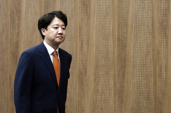 대표직 사퇴 기자회견 위해 이동하는 이준석