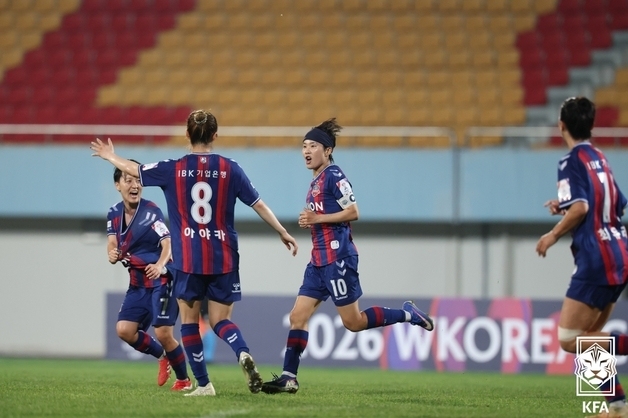 '지소연 골' 수원FC 위민, 화천에 3-1 역전승…W코리아컵 준결승행