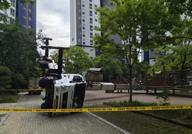 천안 아파트서 이삿짐 사다리차 전도…초등학생 중상