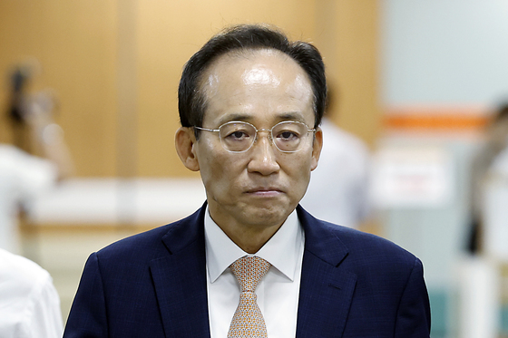 입 꾹 다문 추경호 대구시장