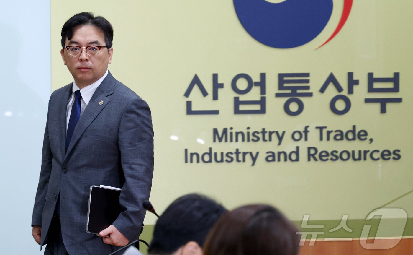 본문 이미지 - 박정성 산업부 통상교섭본부장이 지난 26일 세종시 정부세종청사에서 열린 통상추진위원회에 참석하고 있다.ⓒ 뉴스1 김기남 기자