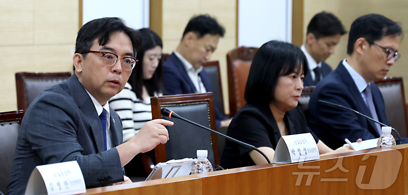 (세종=뉴스1) 김기남 기자 = 박정성 산업부 통상교섭본부장이 26일 세종시 정부세종청사에서 열린 통상추진위원회 회의를 주재하며 발언하고 있다. 2026.8.26/뉴스1