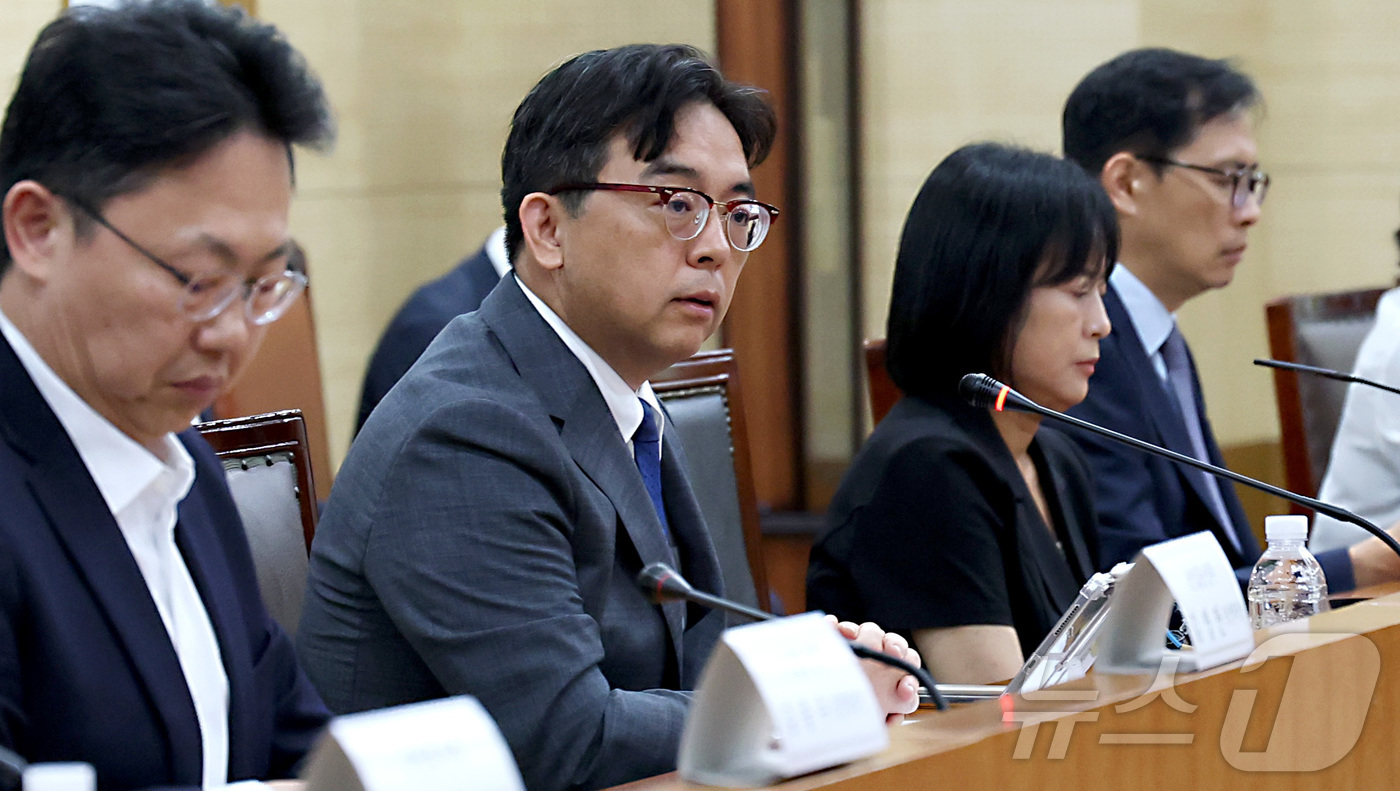 (세종=뉴스1) 김기남 기자 = 박정성 산업부 통상교섭본부장이 26일 세종시 정부세종청사에서 열린 통상추진위원회 회의를 주재하며 발언하고 있다. 2026.8.26/뉴스1