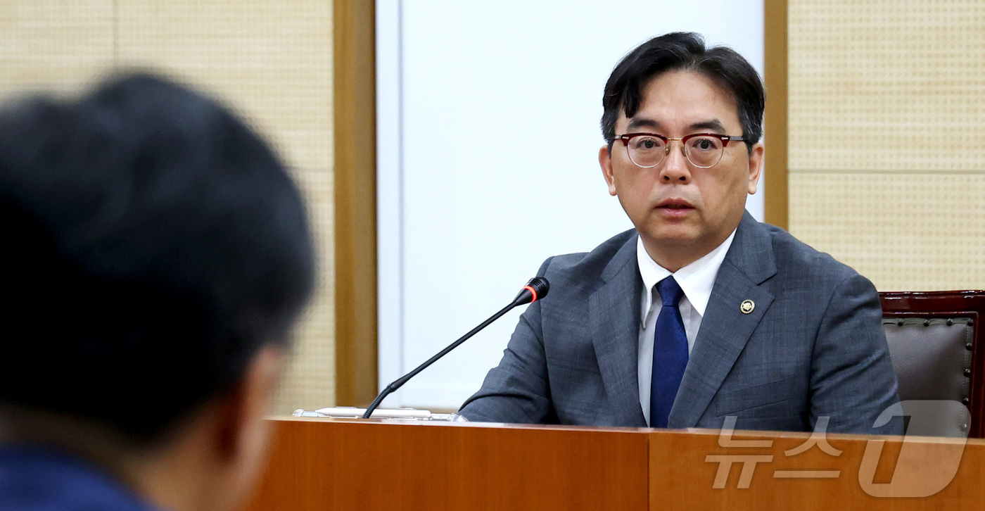 (세종=뉴스1) 김기남 기자 = 박정성 산업부 통상교섭본부장이 26일 세종시 정부세종청사에서 열린 통상추진위원회 회의를 주재하며 발언하고 있다. 2026.8.26/뉴스1