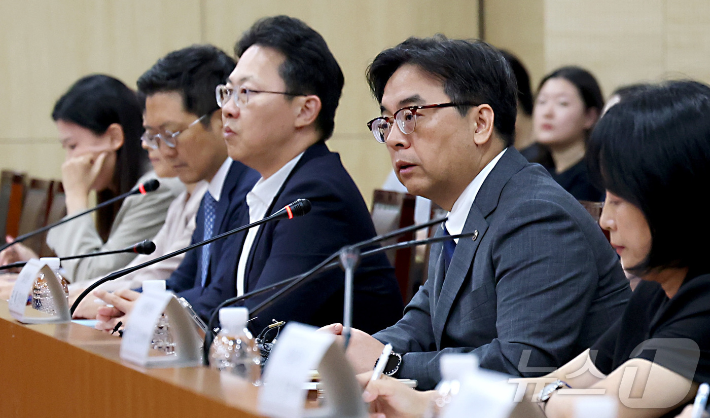 (세종=뉴스1) 김기남 기자 = 박정성 산업부 통상교섭본부장이 26일 세종시 정부세종청사에서 열린 통상추진위원회 회의를 주재하며 발언하고 있다. 2026.8.26/뉴스1