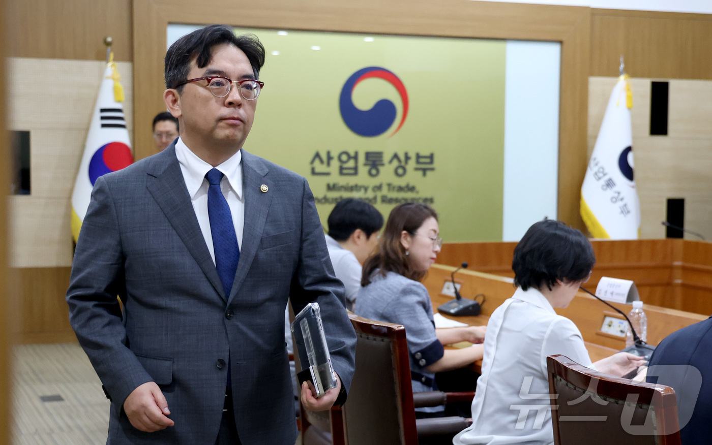(세종=뉴스1) 김기남 기자 = 박정성 산업부 통상교섭본부장이 26일 세종시 정부세종청사에서 열린 통상추진위원회에 참석하고 있다. 2026.8.26/뉴스1
