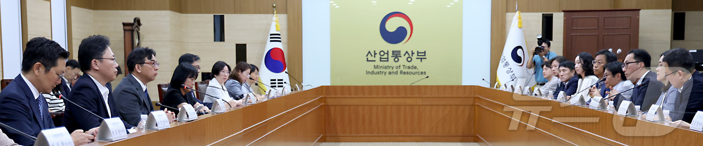 (세종=뉴스1) 김기남 기자 = 박정성 산업부 통상교섭본부장이 26일 세종시 정부세종청사에서 열린 통상추진위원회 회의를 주재하며 발언하고 있다. 2026.8.26/뉴스1