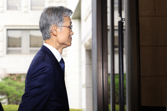 출근하는 조희대 대법원장