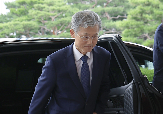 출근하는 조희대 대법원장