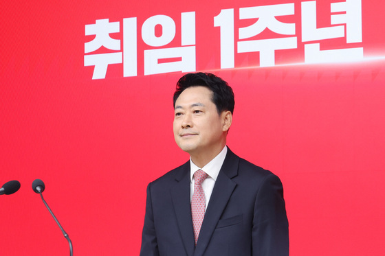 '취임 1년' 장동혁…당심 업고 위기 넘겼지만 '외연 확장' 시험대