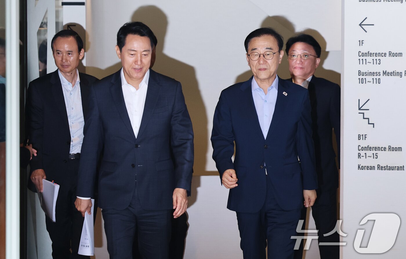 본문 이미지 - 김윤덕 국토교통부 장관과 오세훈 서울시장이 26일 서울 중구 컨퍼런스하우스 달개비에서 서울 주택 공급 현안을 논의하기 위한 2차 회동을 마친 뒤 나란히 이동하고 있다. 2026.8.26 ⓒ 뉴스1 오대일 기자
