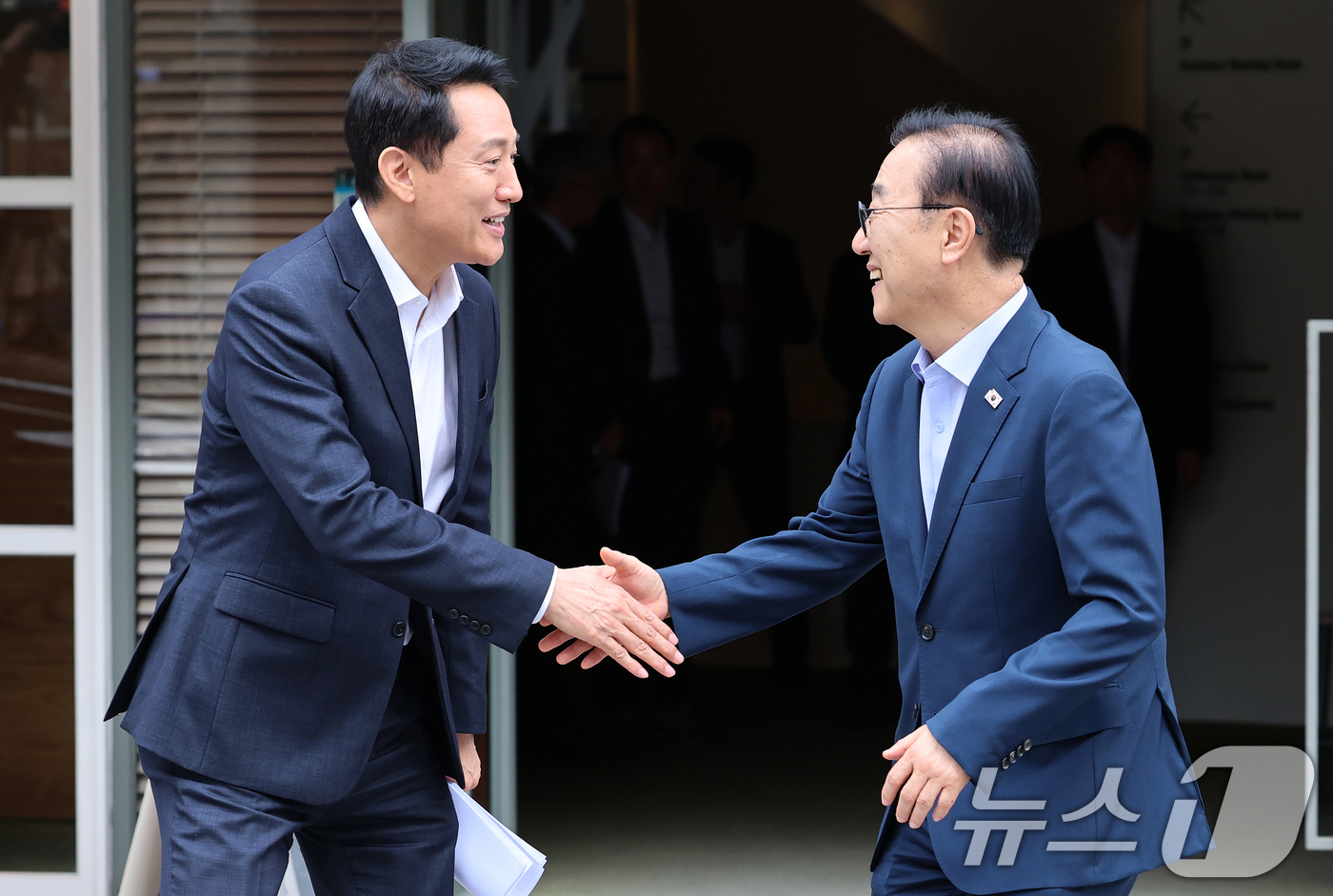 (서울=뉴스1) 오대일 기자 = 김윤덕 국토교통부 장관과 오세훈 서울시장이 26일 서울 중구 컨퍼런스하우스 달개비에서 서울 주택 공급 현안을 논의하기 위한 2차 회동을 마친 뒤 악 …