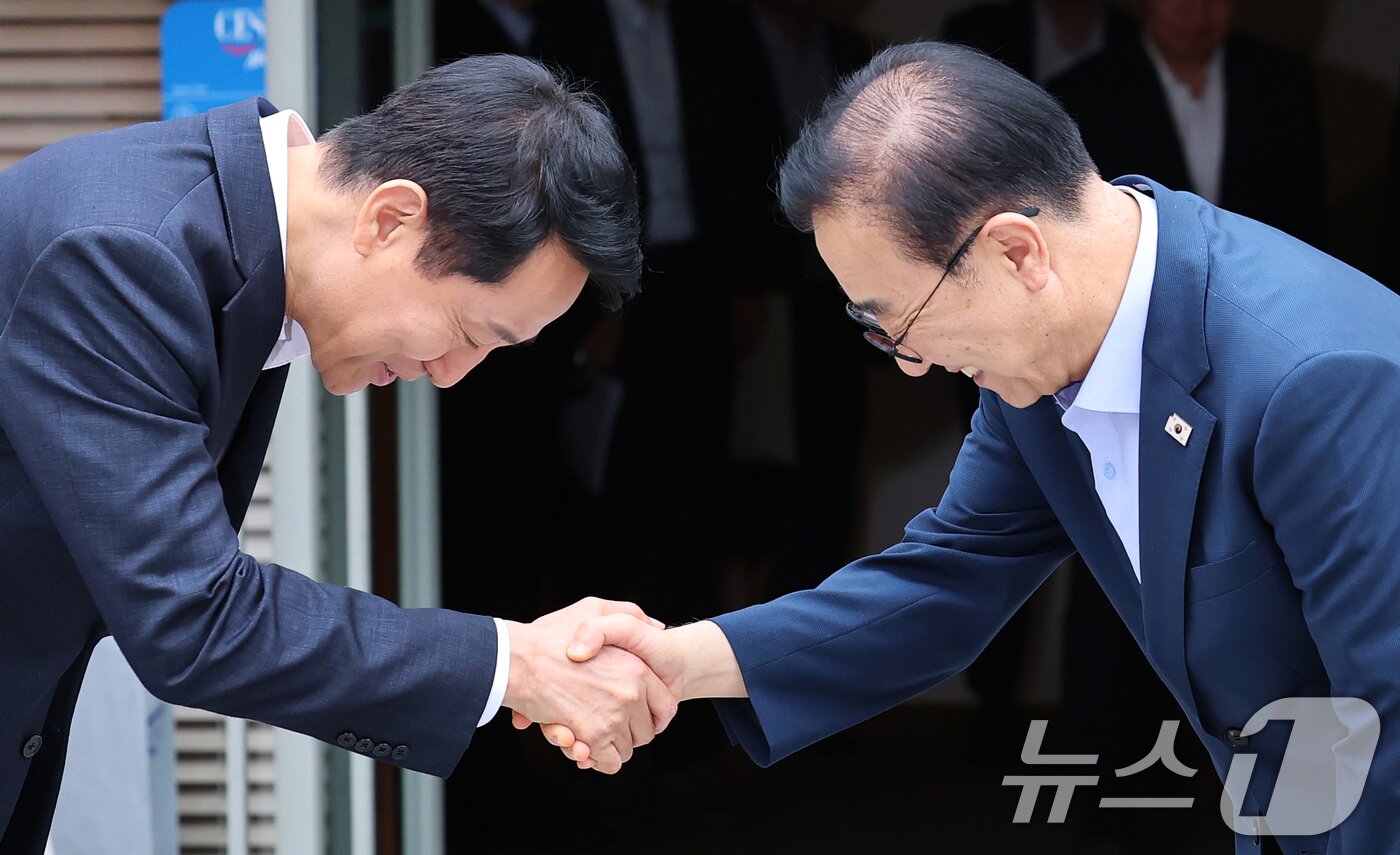 본문 이미지 - 김윤덕 국토교통부 장관과 오세훈 서울시장이 26일 서울 중구 컨퍼런스하우스 달개비에서 서울 주택 공급 현안을 논의하기 위한 2차 회동을 마친 뒤 악수를 나누고 있다. 2026.8.26 ⓒ 뉴스1 오대일 기자