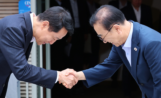 김윤덕·오세훈, 인사는 공손하게