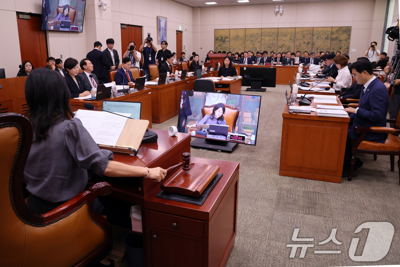 (서울=뉴스1) 황기선 기자 = 이재정 문체위원장이 26일 오전 서울 여의도 문화체육관광위원회 전체회의에서 의사봉을 두드리고 있다.  2026.8.26/뉴스1
