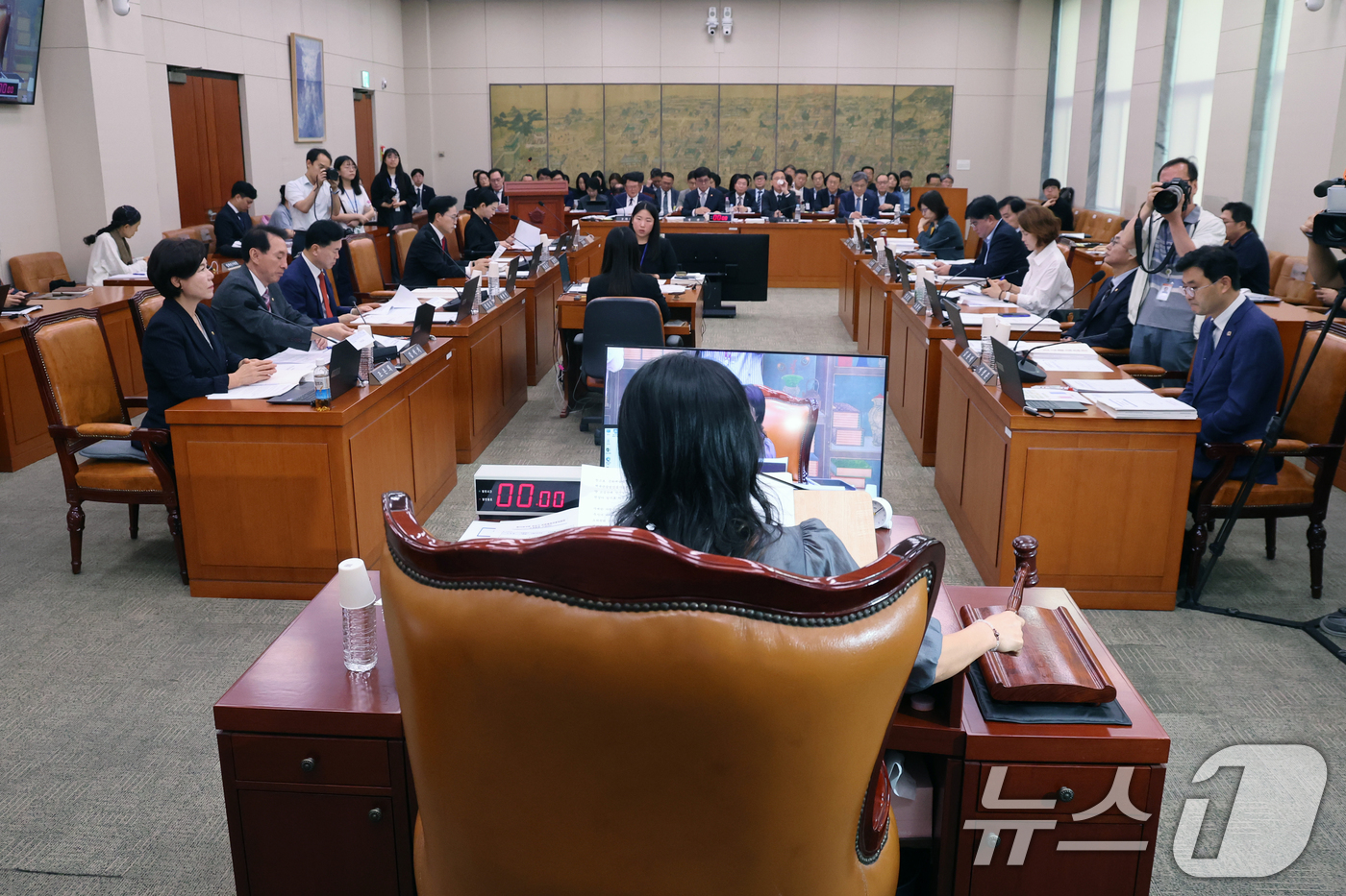 (서울=뉴스1) 황기선 기자 = 이재정 문체위원장이 26일 오전 서울 여의도 문화체육관광위원회 전체회의에서 의사봉을 두드리고 있다.  2026.8.26/뉴스1