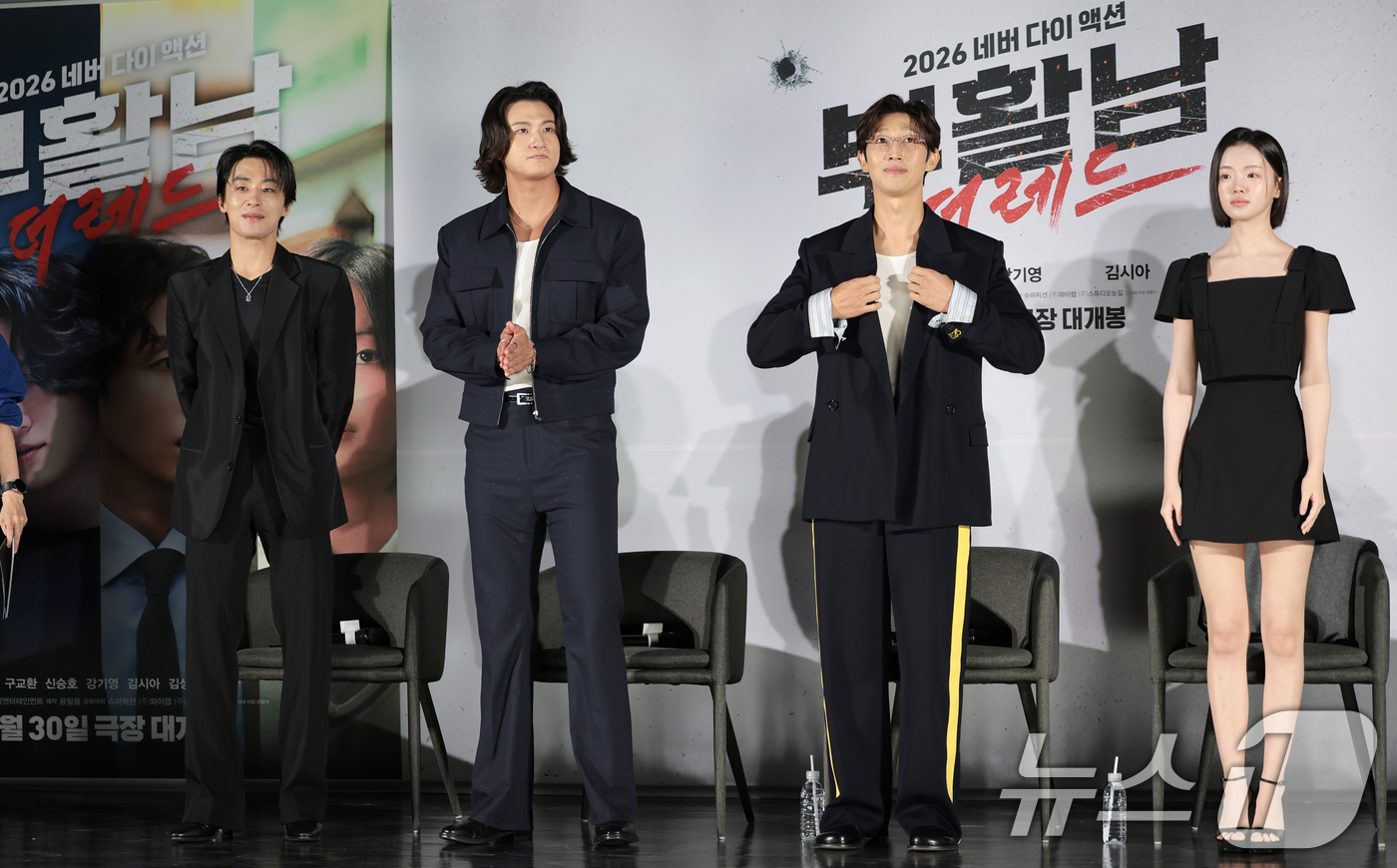 (서울=뉴스1) 권현진 기자 = 배우 구교환(왼쪽부터)과 신승호, 강기영, 김시아가 26일 서울 광진구 롯데시네마 건대입구에서 열린 영화 '부활남: 더 레드'(감독 백) 제작보고회 …