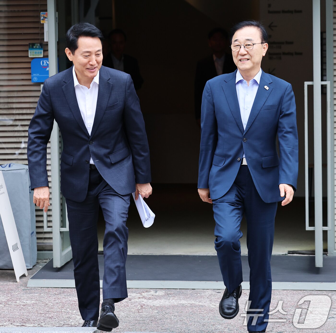본문 이미지 - 김윤덕 국토교통부 장관과 오세훈 서울시장이 26일 서울 중구 컨퍼런스하우스 달개비에서 서울 주택 공급 현안을 논의하기 위한 2차 회동을 마친 뒤 나란히 이동하고 있다. 2026.8.26 ⓒ 뉴스1 오대일 기자