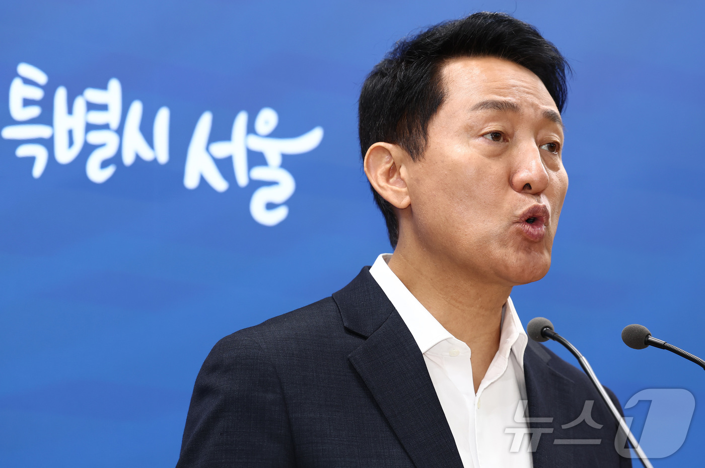 (서울=뉴스1) 김민지 기자 = 오세훈 서울시장이 26일 오전 서울 중구 서울시청에서 김윤덕 국토교통부 장관과의 주택 공급 방안 면담 결과를 브리핑하고 있다. 2026.8.26/뉴 …