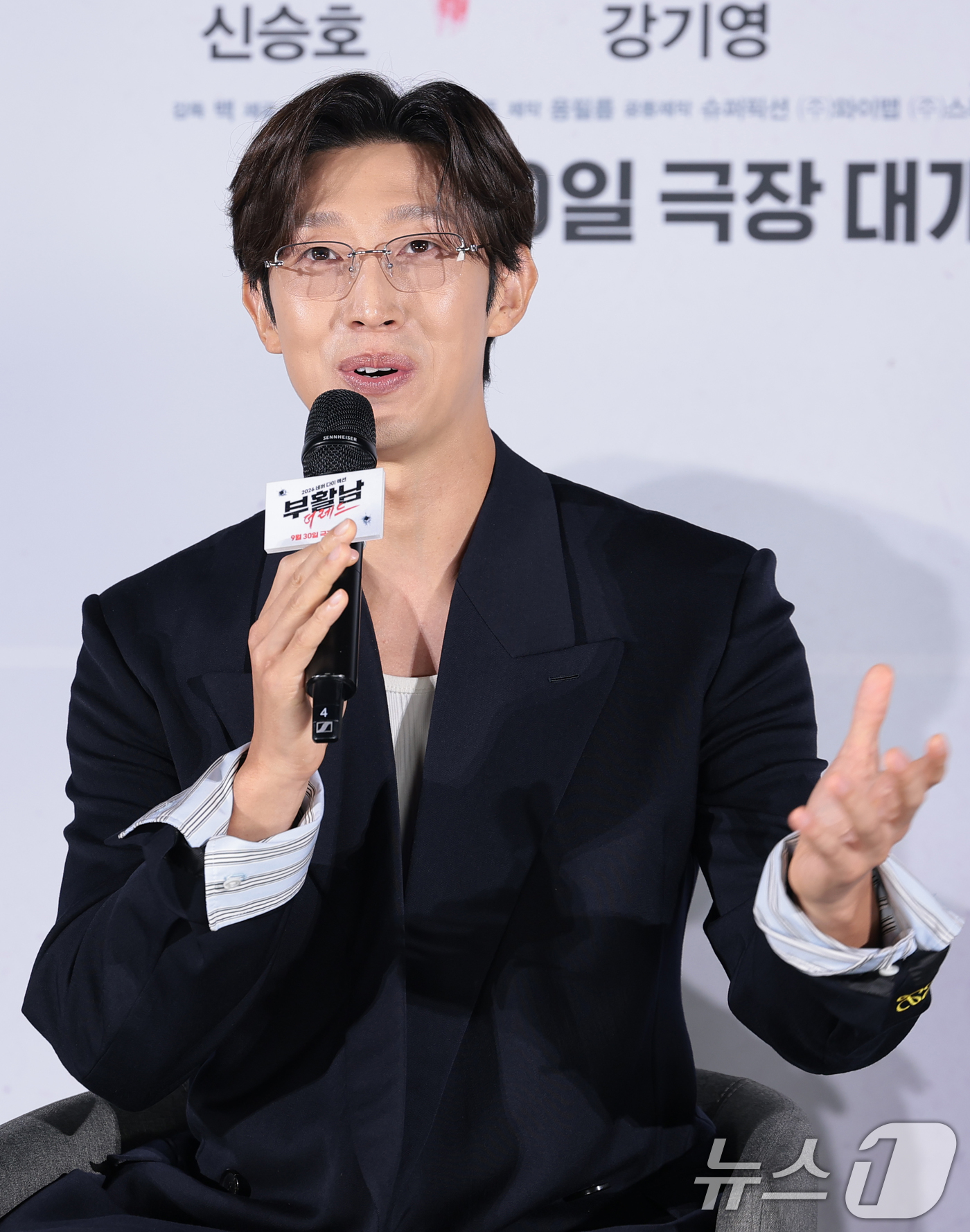 (서울=뉴스1) 권현진 기자 = 배우 강기영이 26일 서울 광진구 롯데시네마 건대입구에서 열린 영화 '부활남: 더 레드'(감독 백) 제작보고회에 참석해 인사말을 하고 있다.'부활남 …