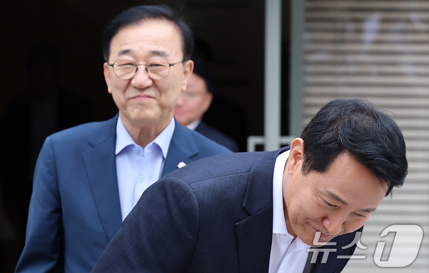 (서울=뉴스1) 오대일 기자 = 김윤덕 국토교통부 장관과 오세훈 서울시장이 26일 서울 중구 컨퍼런스하우스 달개비에서 서울 주택 공급 현안을 논의하기 위한 2차 회동을 마친 뒤 각 …