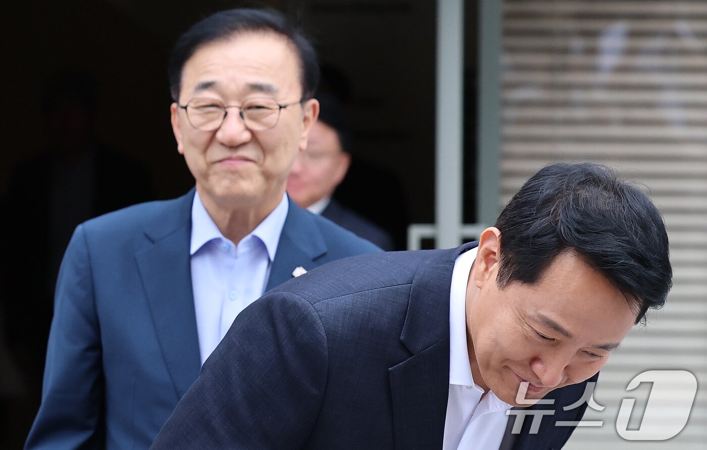 본문 이미지 - 김윤덕 국토교통부 장관과 오세훈 서울시장이 26일 서울 중구 컨퍼런스하우스 달개비에서 서울 주택 공급 현안을 논의하기 위한 2차 회동을 마친 뒤 각자 이동하고 있다. 2026.8.26 ⓒ 뉴스1 오대일 기자