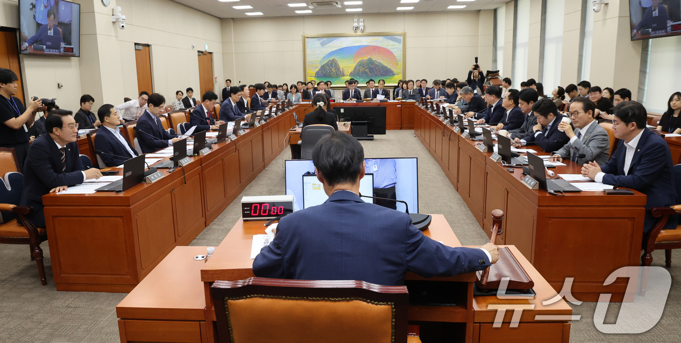 (서울=뉴스1) 황기선 기자 = 유동수 정무위원장이 26일 오전 서울 여의도 국회에서 열린 정무위원회 전체회의에서 의사봉을 두드리고 있다.  2026.8.26/뉴스1
