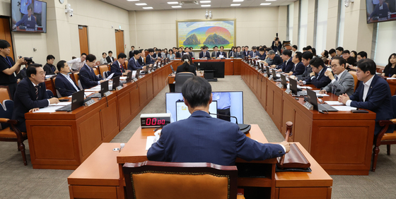 정무위, 홈플러스 정상화 상생협력 촉구 결의안 채택…여야 이견없이 통과