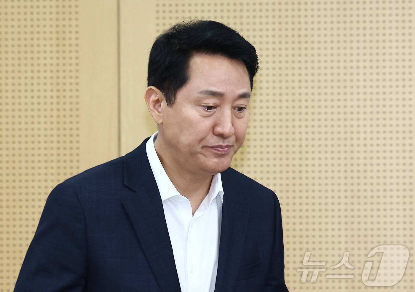 (서울=뉴스1) 김민지 기자 = 오세훈 서울시장이 26일 오전 서울 중구 서울시청에서 김윤덕 국토교통부 장관과의 주택 공급 방안 면담 결과를 브리핑하기 위해 입장하고 있다. 202 …