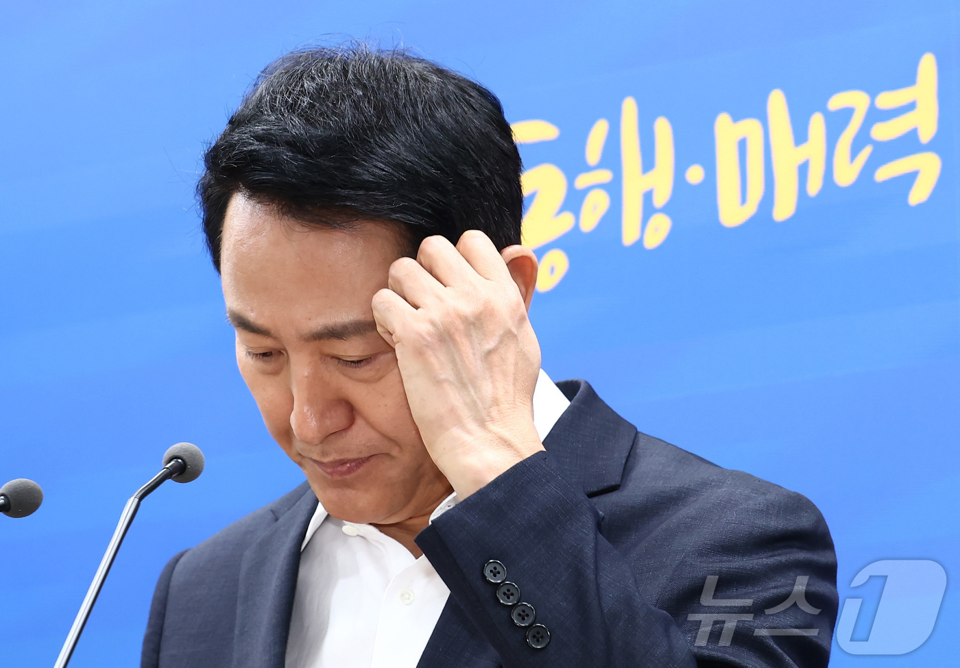 (서울=뉴스1) 김민지 기자 = 오세훈 서울시장이 26일 오전 서울 중구 서울시청에서 김윤덕 국토교통부 장관과의 주택 공급 방안 면담 결과 브리핑을 하기에 앞서 생각에 잠겨 있다. …