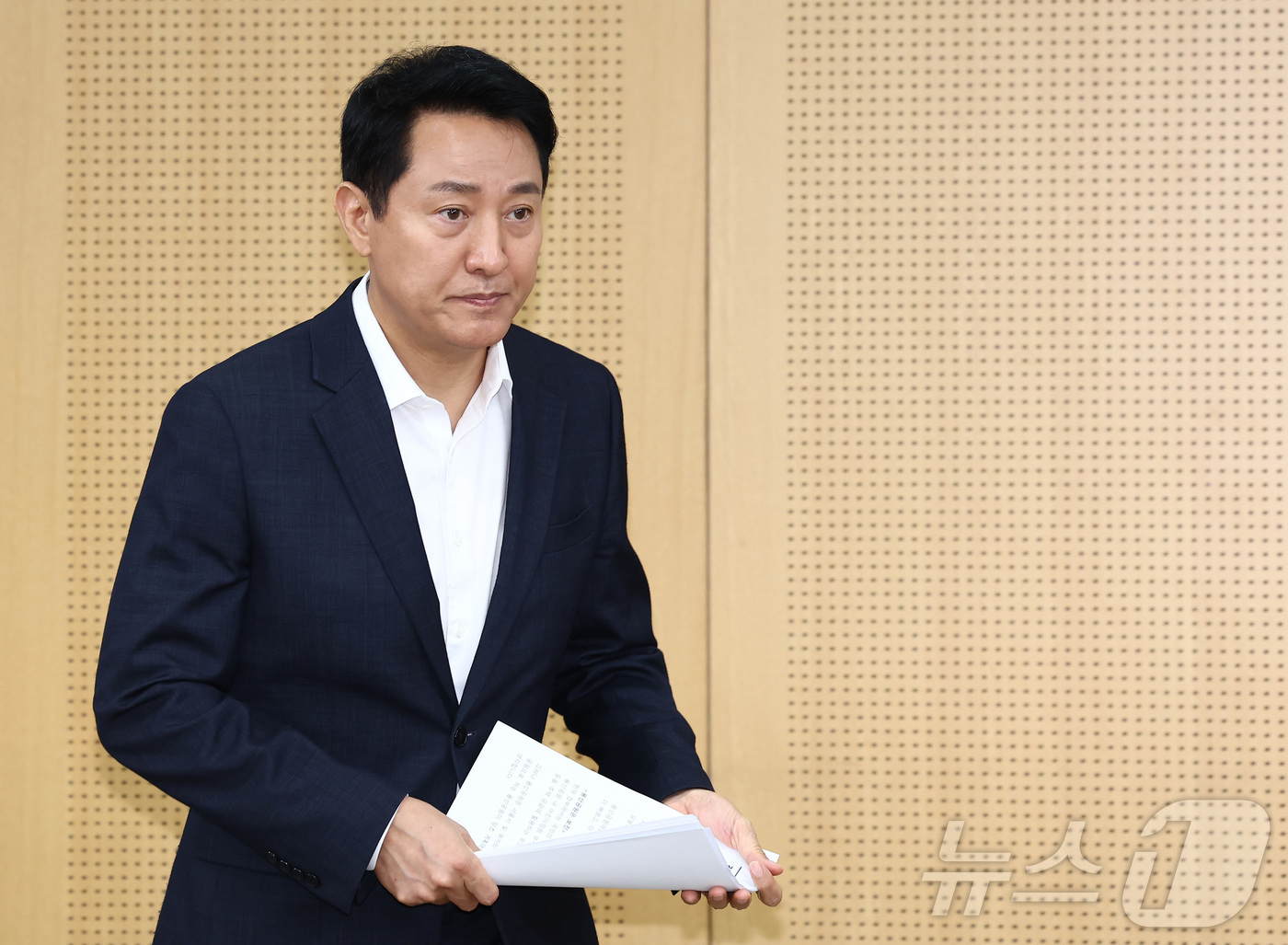 (서울=뉴스1) 김민지 기자 = 오세훈 서울시장이 26일 오전 서울 중구 서울시청에서 김윤덕 국토교통부 장관과의 주택 공급 방안 면담 결과를 브리핑하기 위해 입장하고 있다. 202 …