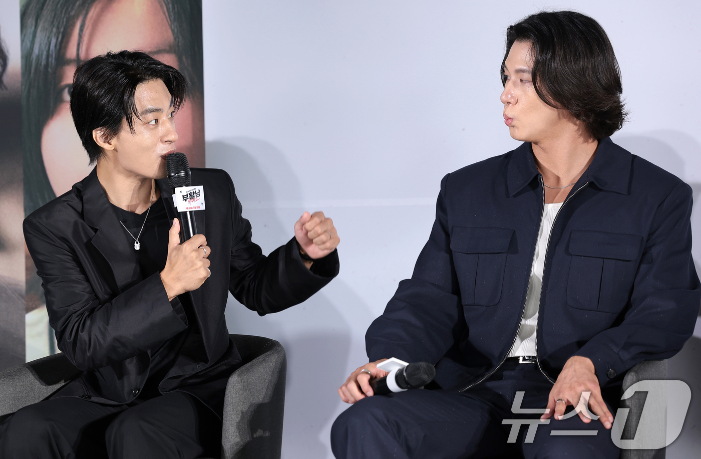 (서울=뉴스1) 권현진 기자 = 배우 구교환(왼쪽)가 26일 서울 광진구 롯데시네마 건대입구에서 열린 영화 '부활남: 더 레드'(감독 백) 제작보고회에 참석해 신승호와의 호흡에 대 …