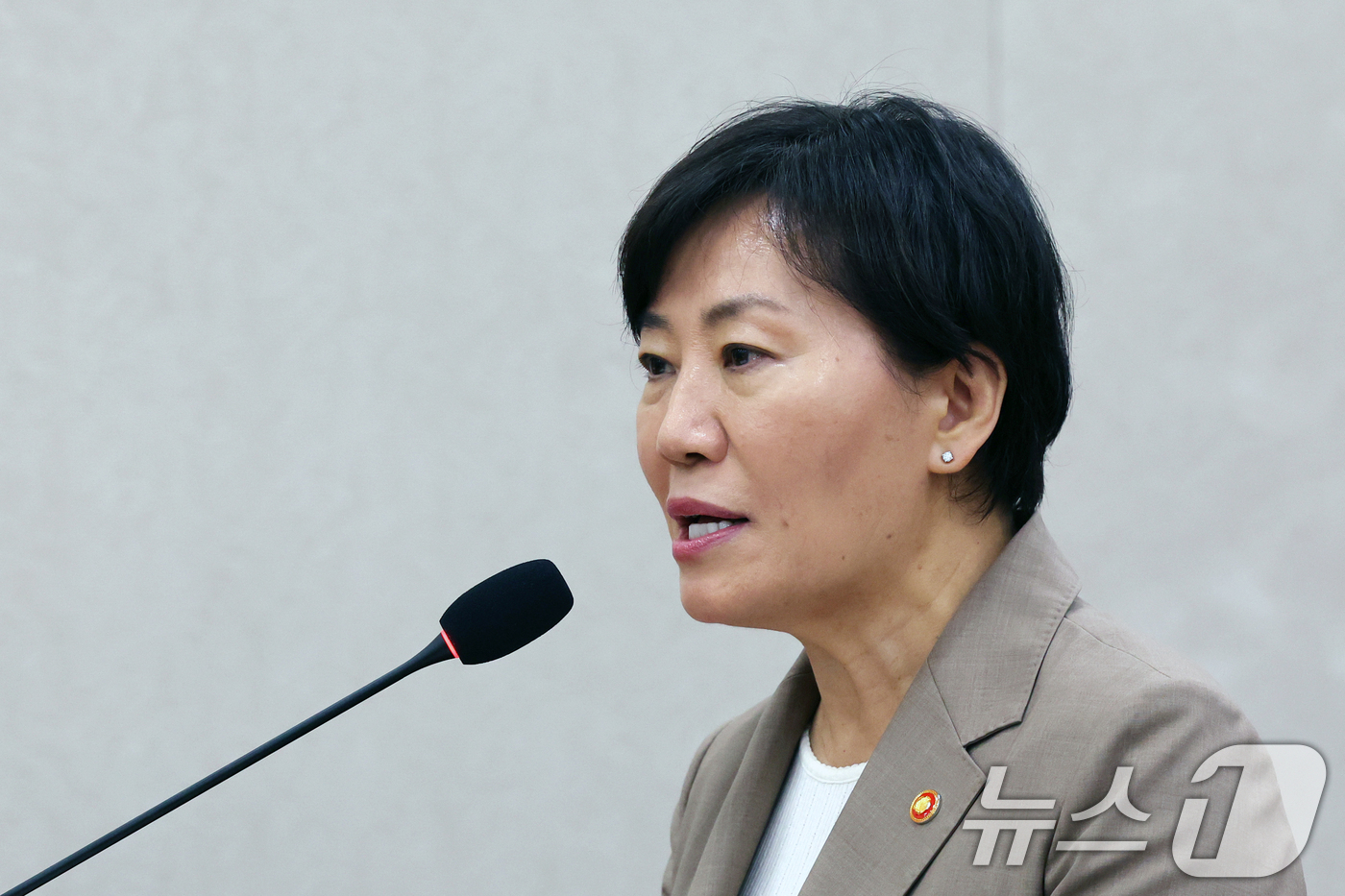 (서울=뉴스1) 황기선 기자 = 송미령 농림축산식품부 장관이 26일 오전 서울 여의도 국회에서 열린 농림축산식품해양수산위원회 전체회의에서 2025회계연도 결산 제안설명을 하고 있다 …