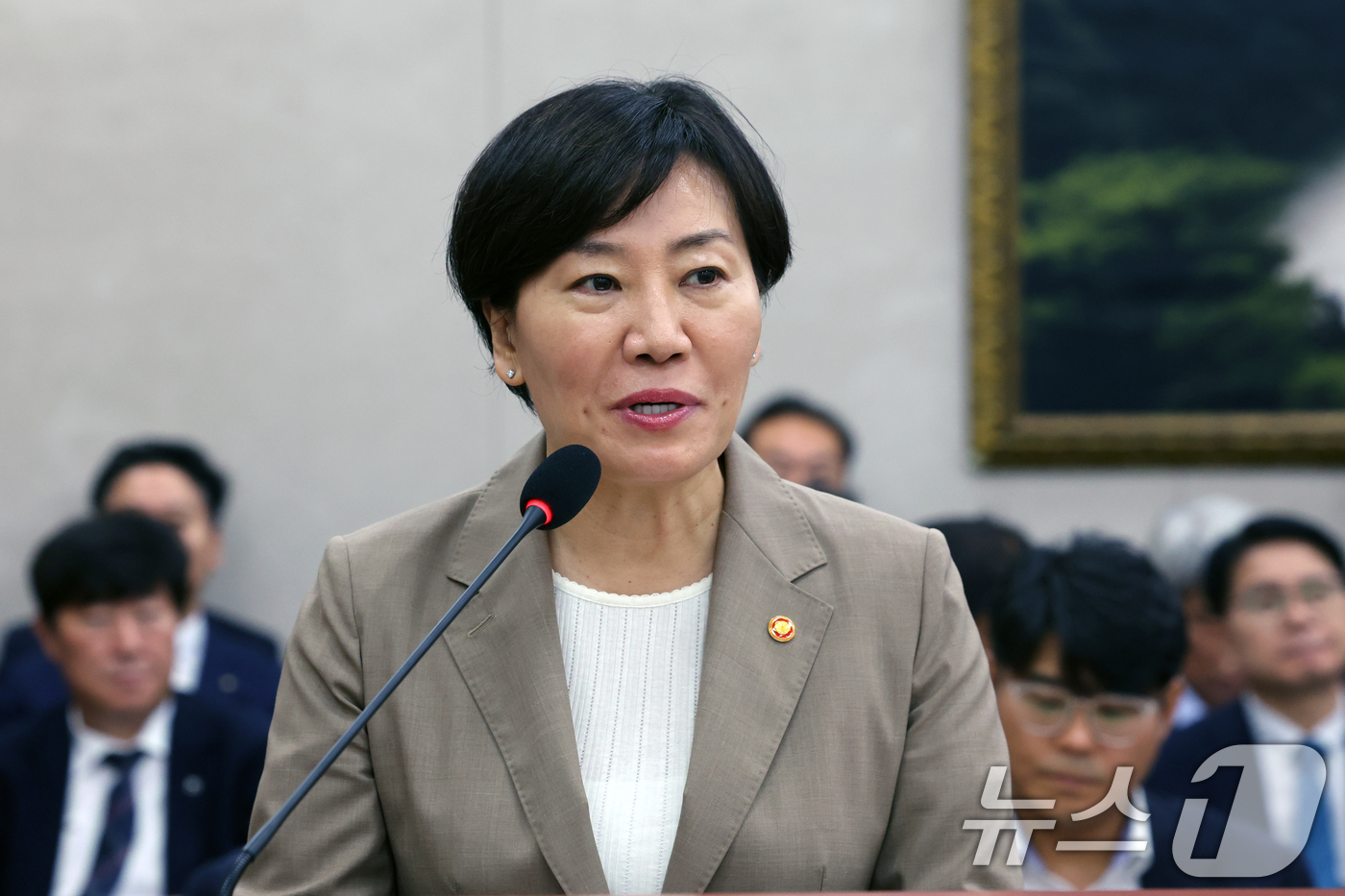 (서울=뉴스1) 황기선 기자 = 송미령 농림축산식품부 장관이 26일 오전 서울 여의도 국회에서 열린 농림축산식품해양수산위원회 전체회의에서 2025회계연도 결산 제안설명을 하고 있다 …