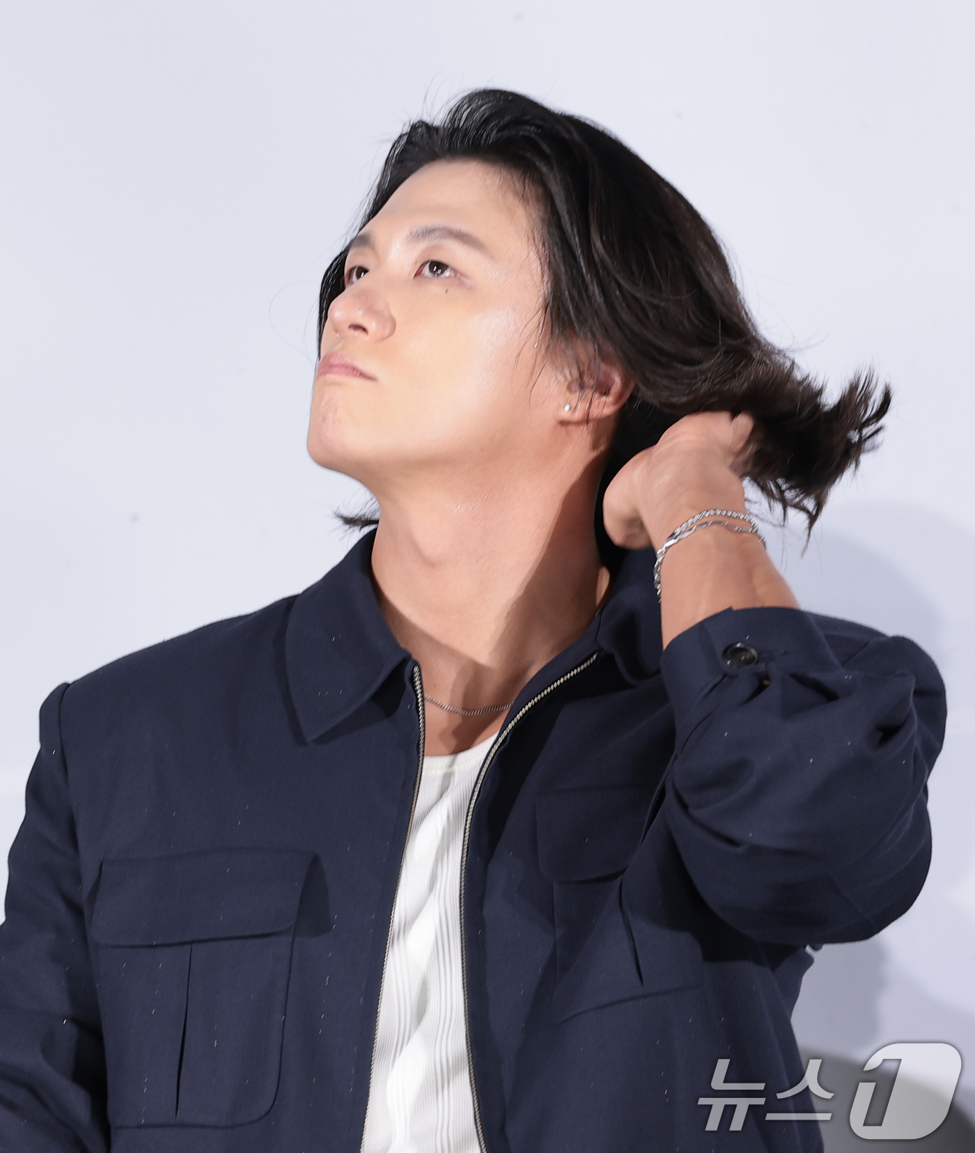 (서울=뉴스1) 권현진 기자 = 배우 신승호가 26일 서울 광진구 롯데시네마 건대입구에서 열린 영화 '부활남: 더 레드'(감독 백) 제작보고회에 참석해 매무새를 고치고 있다.'부활 …