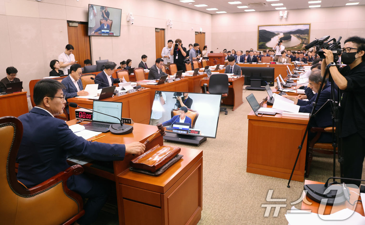 (서울=뉴스1) 황기선 기자 = 서삼석 농해수위원장이 26일 오전 서울 여의도 국회에서 열린 농림축산식품해양수산위원회 전체회의에서 의사봉을 두드리고 있다.  2026.8.26/뉴스 …