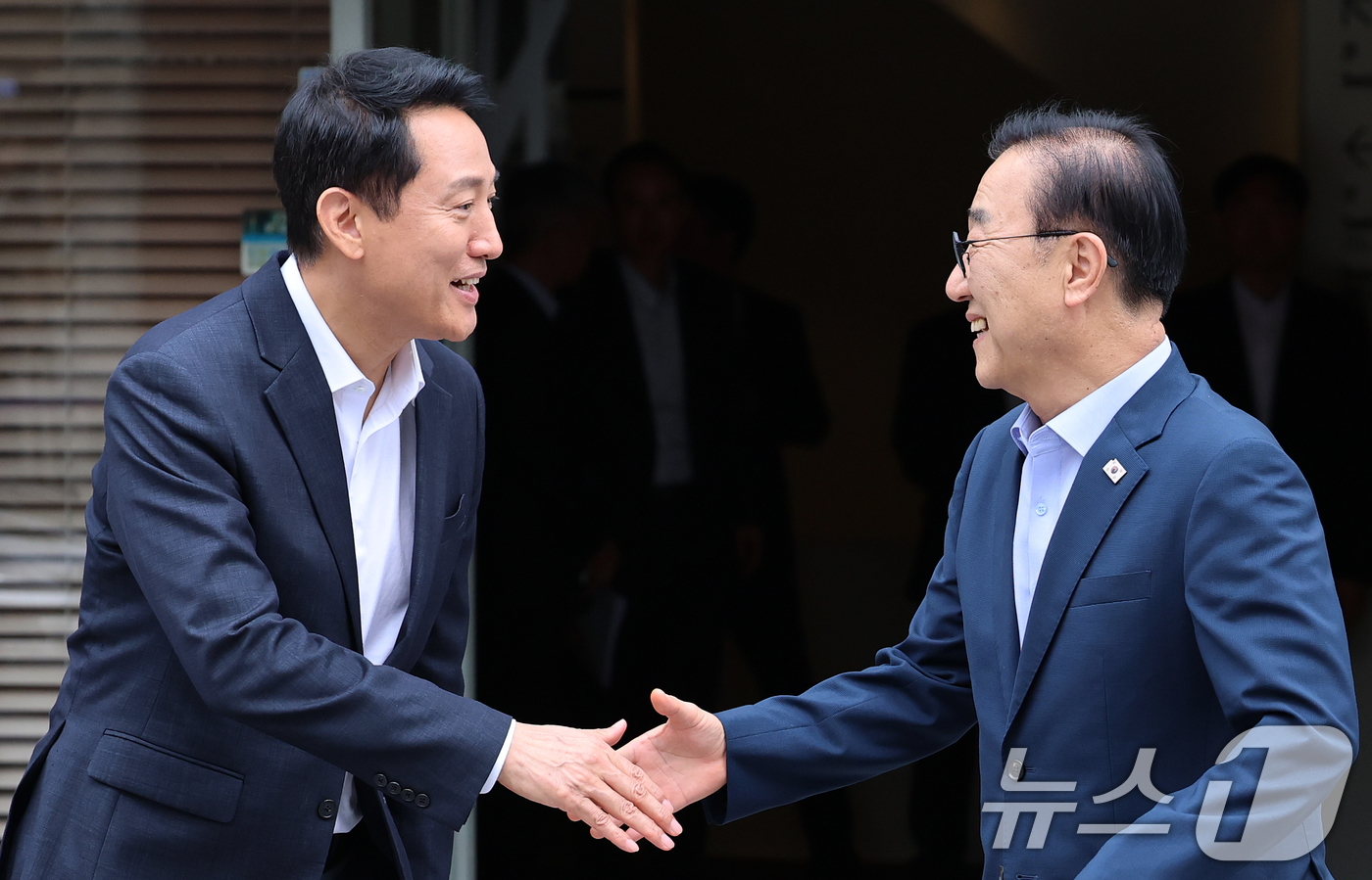 (서울=뉴스1) 오대일 기자 = 김윤덕 국토교통부 장관과 오세훈 서울시장이 26일 서울 중구 컨퍼런스하우스 달개비에서 서울 주택 공급 현안을 논의하기 위한 2차 회동을 마친 뒤 악 …
