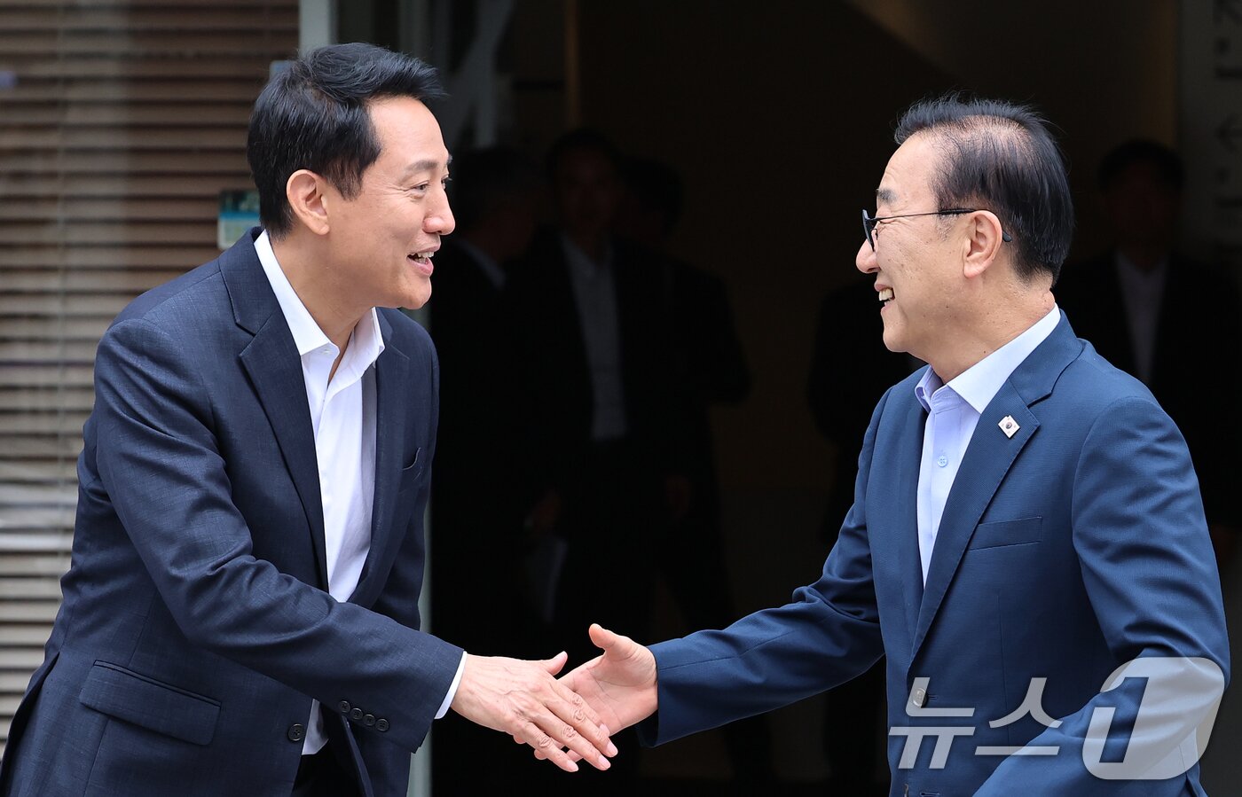 본문 이미지 - 김윤덕 국토교통부 장관과 오세훈 서울시장이 26일 서울 중구 컨퍼런스하우스 달개비에서 서울 주택 공급 현안을 논의하기 위한 2차 회동을 마친 뒤 악수를 나누고 있다. 2026.8.26 ⓒ 뉴스1 오대일 기자