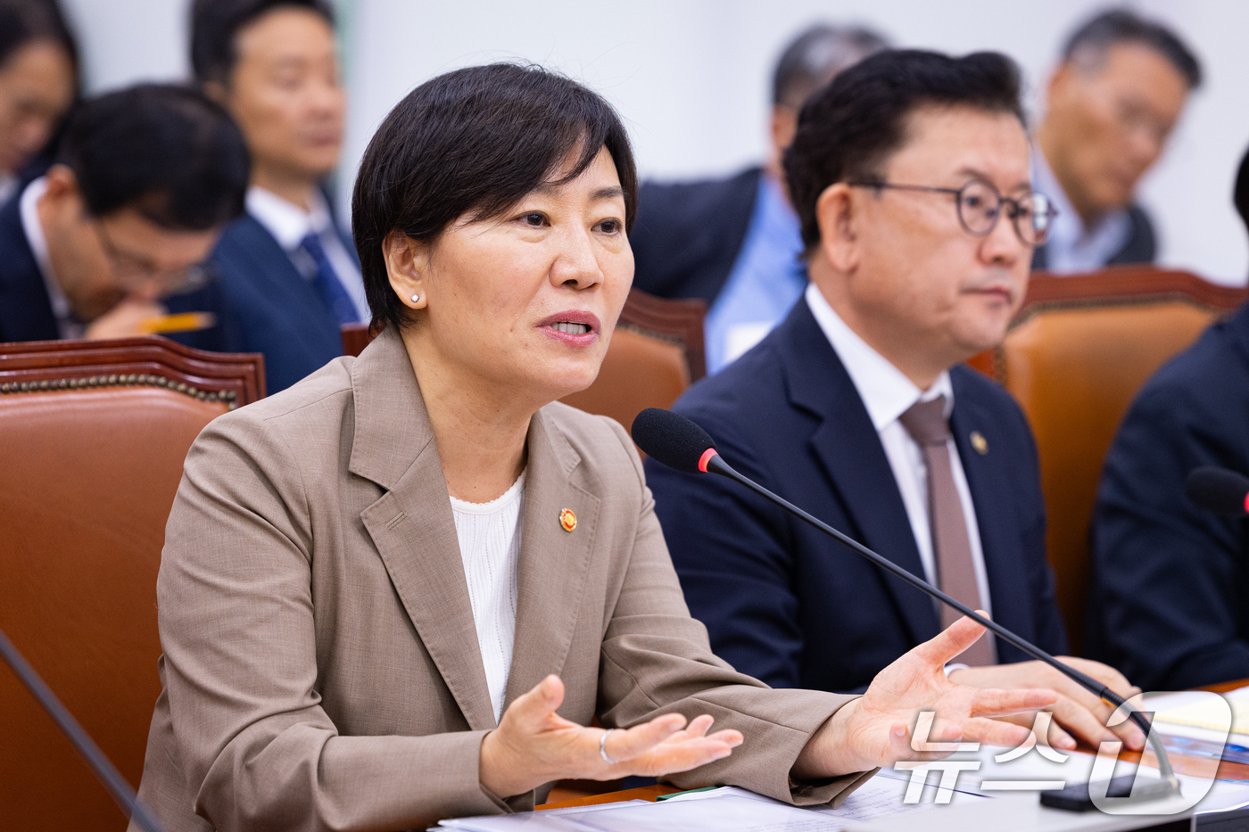 (서울=뉴스1) 유승관 기자 = 송미령 농림축산식품부 장관이 26일 서울 여의도 국회에서 열린 제438회 국회(임시회) 농림축산식품해양수산위원회 제1차 전체회의에 출석해 의원 질의 …