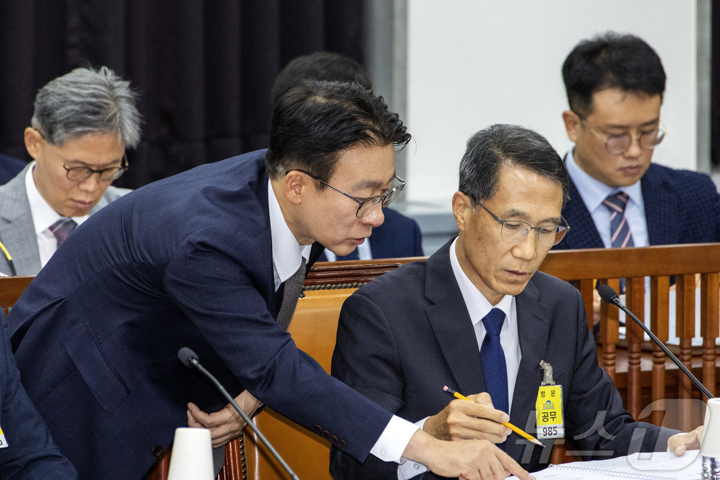 (서울=뉴스1) 국회사진기자단 = 유재성 경찰청장 직무대행이 26일 서울 여의도 국회에서 열린 정보위원회 전체회의에 출석해 최인규 경찰청 기획과장과 자료를 살펴보고 있다.  202 …
