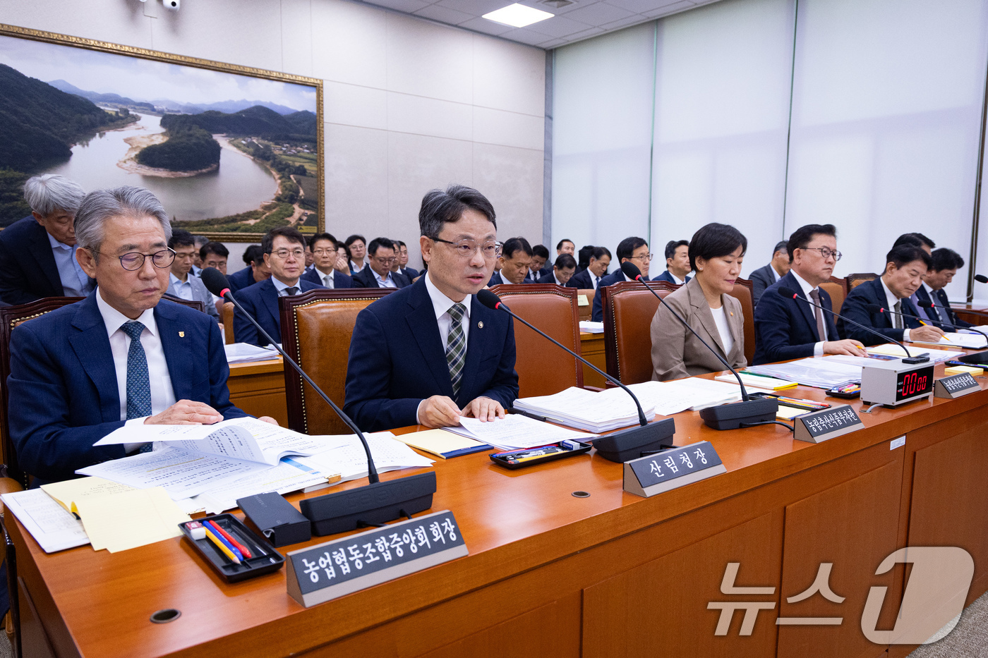 (서울=뉴스1) 유승관 기자 = 박은식 산림청장이 26일 서울 여의도 국회에서 열린 제438회 국회(임시회) 농림축산식품해양수산위원회 제1차 전체회의에 출석해 의원 질의에 답하고 …
