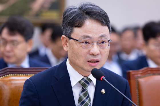 답변하는 박은식 산림청장