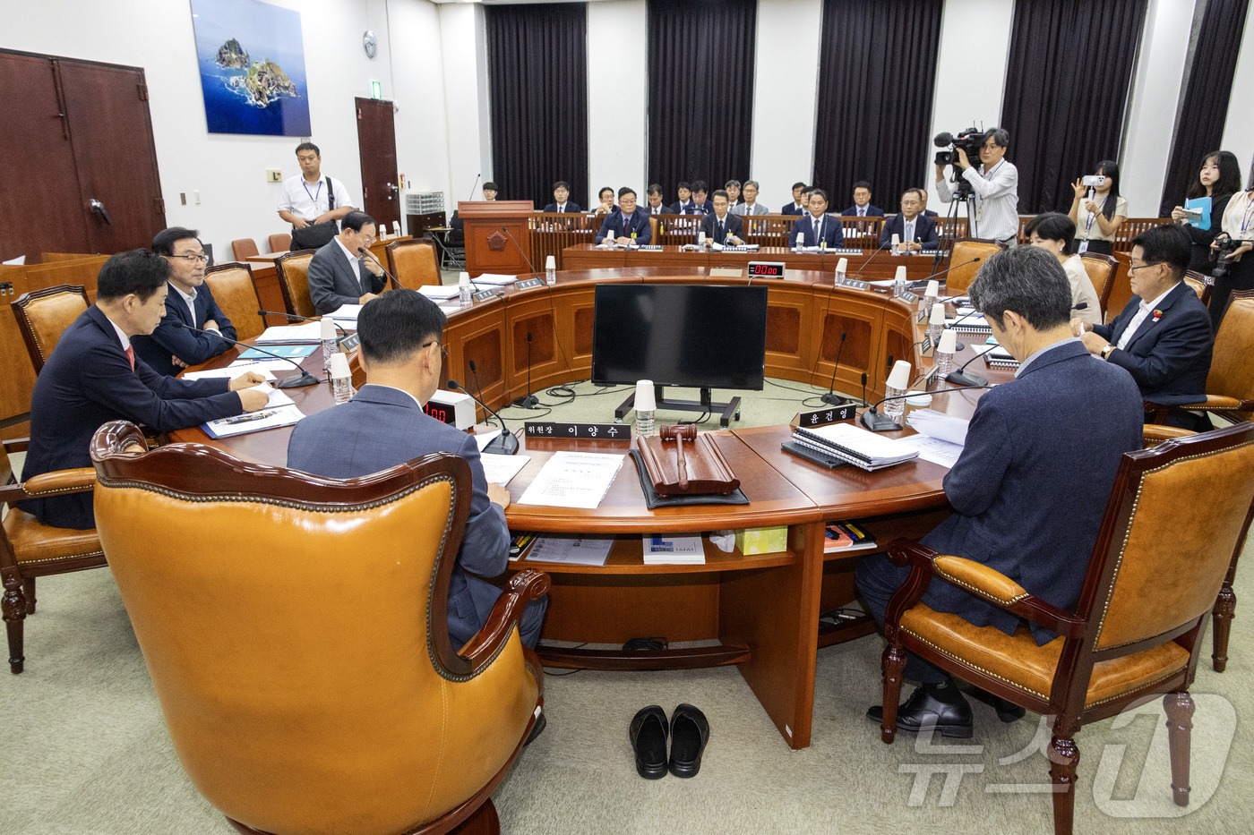 (서울=뉴스1) 국회사진기자단 = 이양수 국회 정보위원회 위원장이 26일 서울 여의도 국회에서 열린 정보위원회 전체회의를 주재하고 있다. 2026.8.26/뉴스1