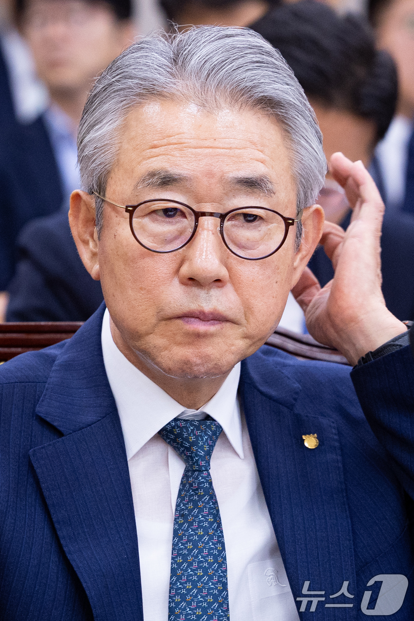 (서울=뉴스1) 유승관 기자 = 강호동 농업협동조합중앙회장이 26일 서울 여의도 국회에서 열린 제438회 국회(임시회) 농림축산식품해양수산위원회 제1차 전체회의에 출석해 의원 질의 …