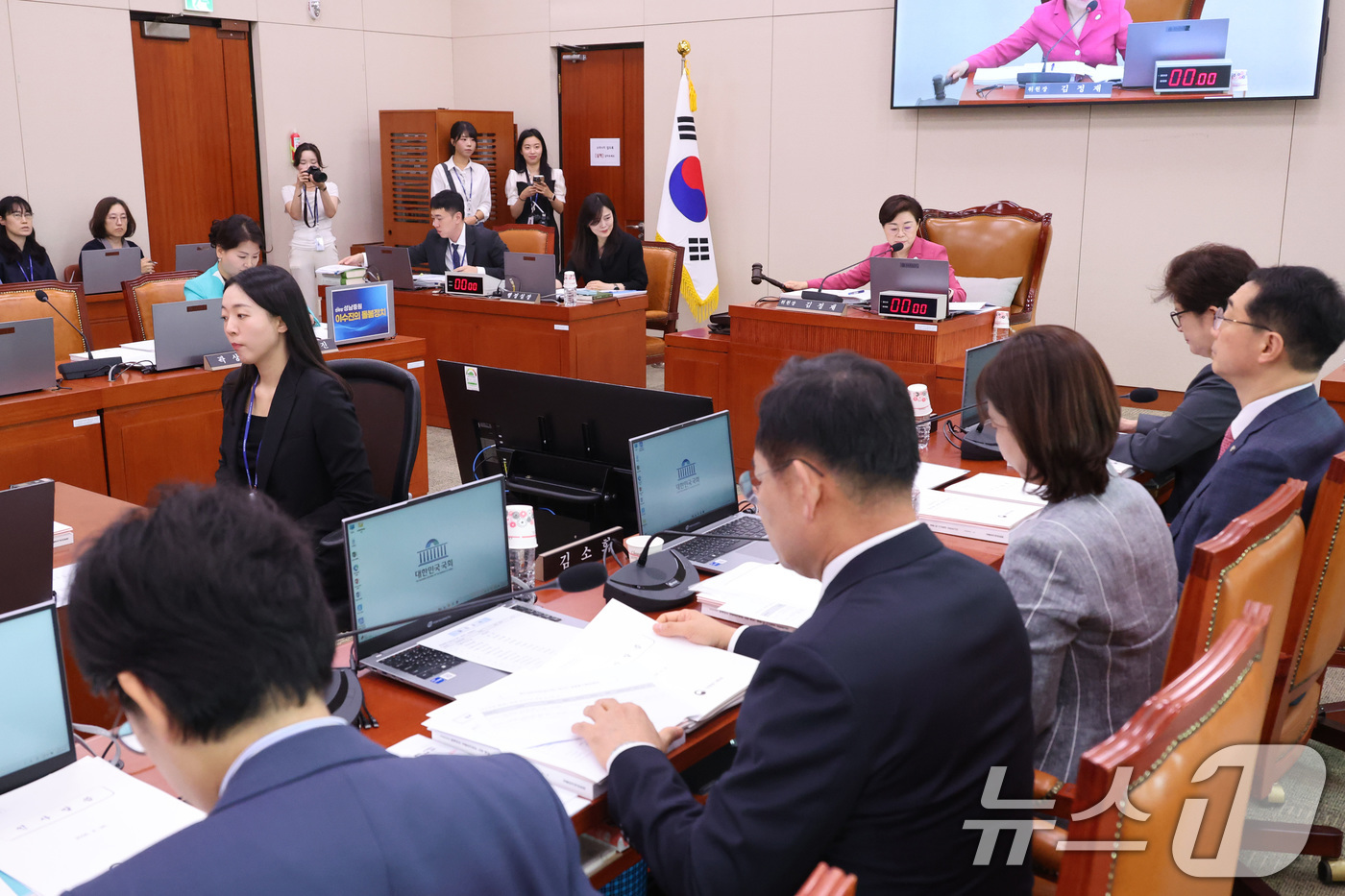 (서울=뉴스1) 신웅수 기자 = 김정재 위원장이 26일 서울 여의도 국회에서 열린 성평등가족위원회 전체회의에서 안건을 상정하고 있다. 2026.8.26/뉴스1