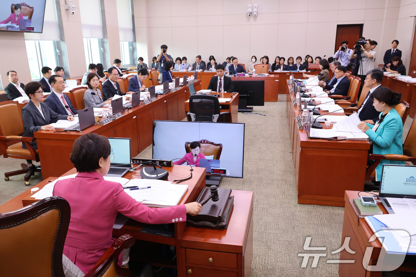 (서울=뉴스1) 신웅수 기자 = 김정재 위원장이 26일 서울 여의도 국회에서 열린 성평등가족위원회 전체회의에서 안건을 상정하고 있다. 2026.8.26/뉴스1