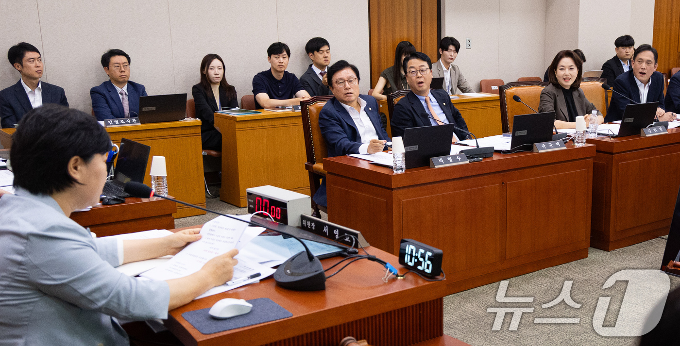 (서울=뉴스1) 유승관 기자 = 국회 법제사법위원회 국민의힘 위원들이 26일 서울 여의도 국회에서 열린 제438회 국회(임시회) 법제사법위원회 제3차 전체회의에서 서영교 위원장의 …
