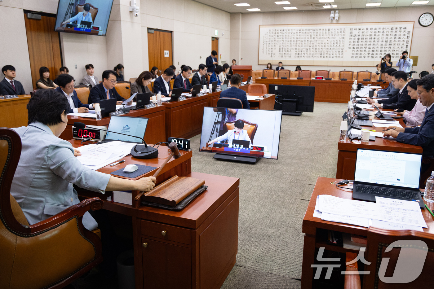 (서울=뉴스1) 유승관 기자 = 서영교 국회 법제사법위원장이 26일 서울 여의도 국회에서 열린 제438회 국회(임시회) 법제사법위원회 제3차 전체회의에서 의사봉을 두드리고 있다. …