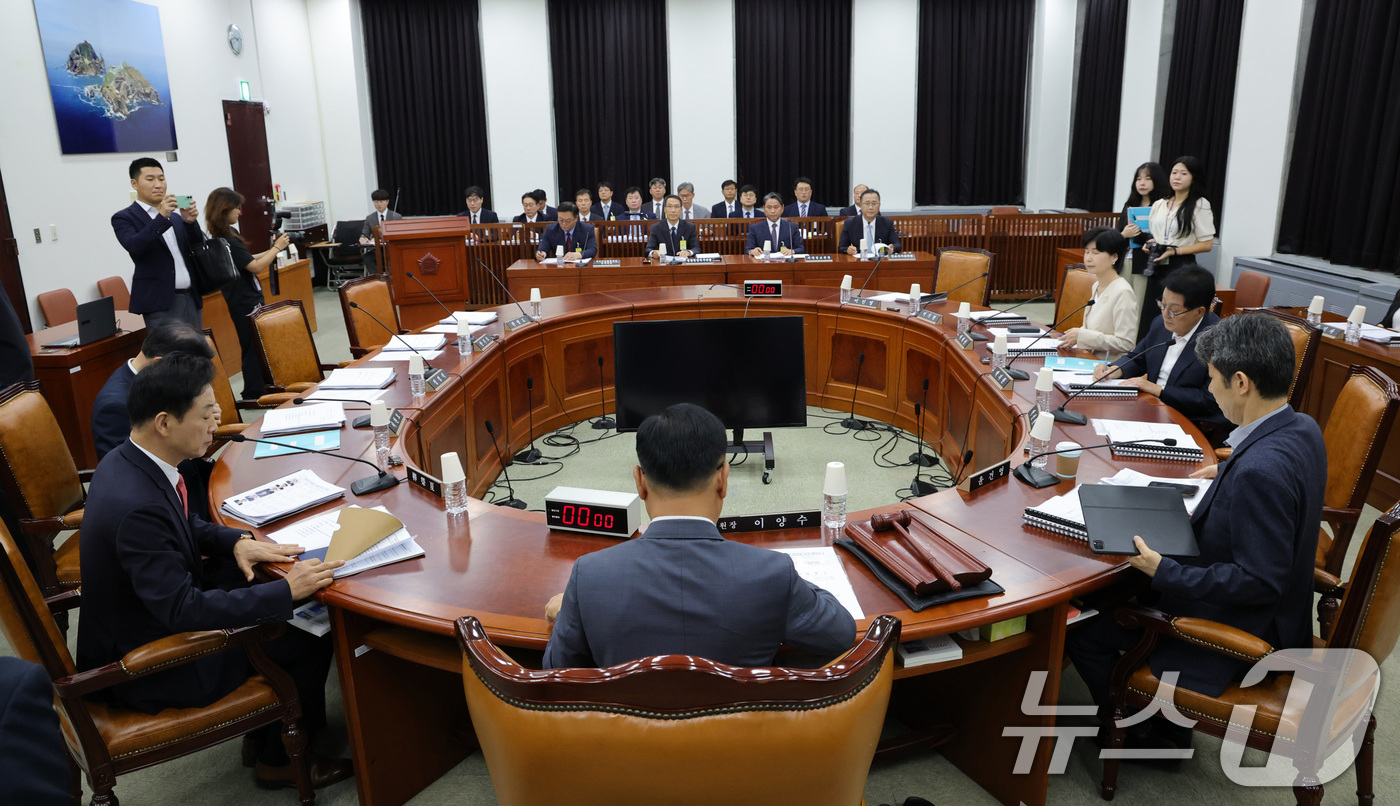 (서울=뉴스1) 국회사진기자단 = 이양수 정보위원장이 26일 서울 여의도 국회에서 열린 정보위원회 전체회의를 주재하고 있다. 2026.8.26/뉴스1